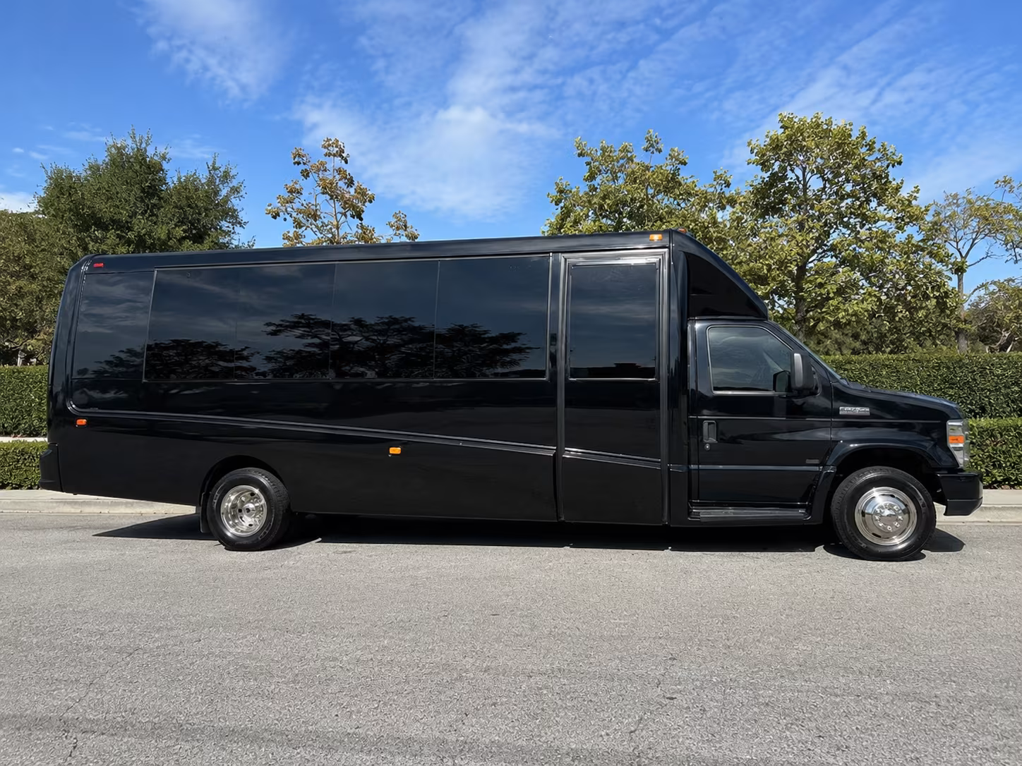 shuttle buses to pnc bank arts center shows along the parkway